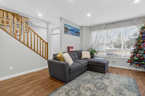 1451 Berkley Drive Nw, Calgary, AB - Indoor Photo Showing Living Room