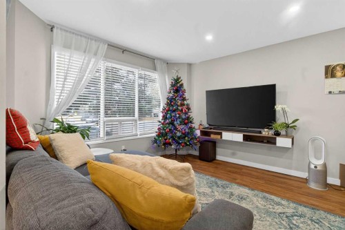 1451 Berkley Drive Nw, Calgary, AB - Indoor Photo Showing Living Room