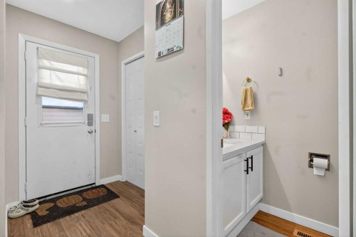 1451 Berkley Drive Nw, Calgary, AB - Indoor Photo Showing Other Room