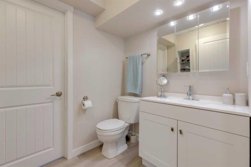 2630 Oakmoor Drive Sw, Calgary, AB - Indoor Photo Showing Bathroom