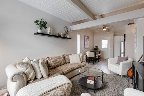 2630 Oakmoor Drive Sw, Calgary, AB - Indoor Photo Showing Living Room