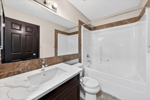 135 Skyview Springs Manor Ne, Calgary, AB - Indoor Photo Showing Bathroom