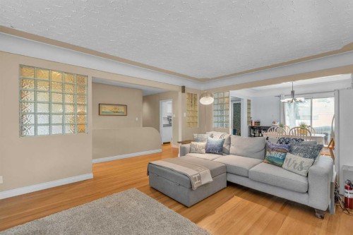 2219 Halifax Crescent Nw, Calgary, AB - Indoor Photo Showing Living Room