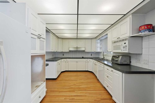 2219 Halifax Crescent Nw, Calgary, AB - Indoor Photo Showing Kitchen