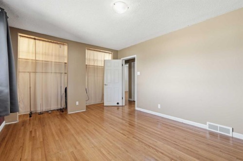 2219 Halifax Crescent Nw, Calgary, AB - Indoor Photo Showing Other Room