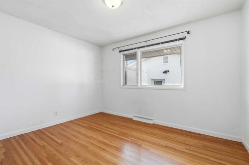 2219 Halifax Crescent Nw, Calgary, AB - Indoor Photo Showing Other Room