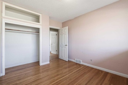 2219 Halifax Crescent Nw, Calgary, AB - Indoor Photo Showing Other Room