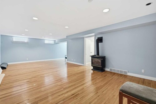 2219 Halifax Crescent Nw, Calgary, AB - Indoor
