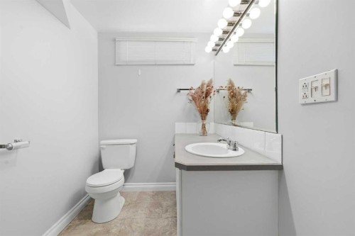 2219 Halifax Crescent Nw, Calgary, AB - Indoor Photo Showing Bathroom