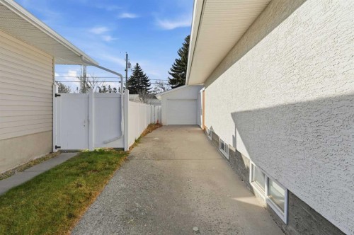 2219 Halifax Crescent Nw, Calgary, AB - Outdoor With Exterior