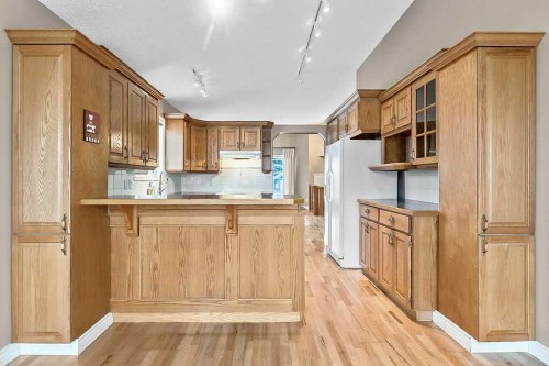 13 Sheep River Link, Okotoks, AB - Indoor Photo Showing Kitchen