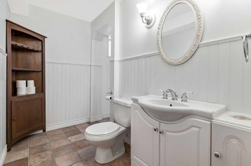 13 Sheep River Link, Okotoks, AB - Indoor Photo Showing Bathroom