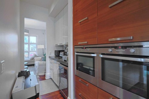 1707 Broadview Road Nw, Calgary, AB - Indoor Photo Showing Kitchen