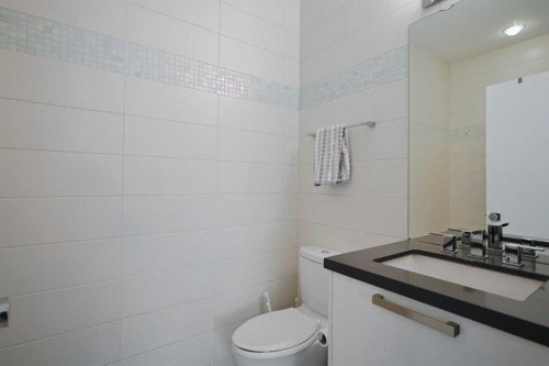 1707 Broadview Road Nw, Calgary, AB - Indoor Photo Showing Bathroom