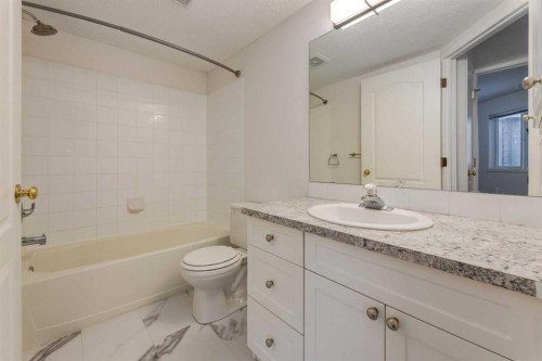 310-30 Sierra Morena Mews Sw, Calgary, AB - Indoor Photo Showing Bathroom