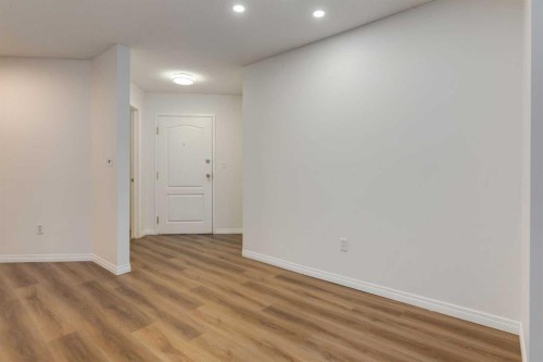 310-30 Sierra Morena Mews Sw, Calgary, AB - Indoor Photo Showing Other Room