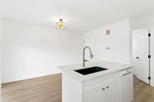 111 Macewan Glen Close Nw, Calgary, AB - Indoor Photo Showing Kitchen