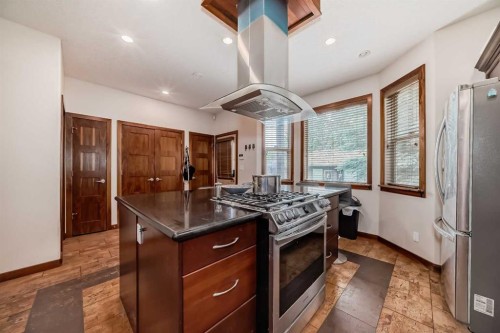 4347 2 Street Nw, Calgary, AB - Indoor Photo Showing Kitchen