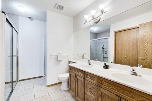 19 Signature Villas Sw, Calgary, AB - Indoor Photo Showing Bathroom