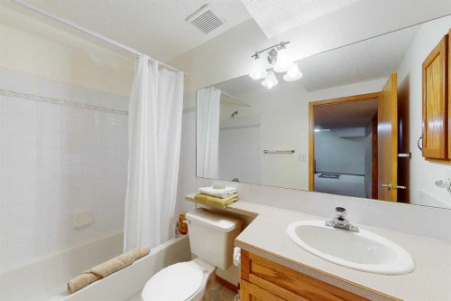 19 Signature Villas Sw, Calgary, AB - Indoor Photo Showing Bathroom