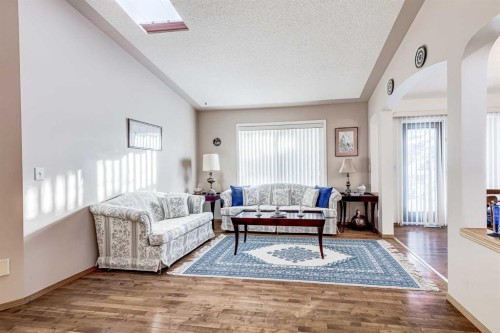 19 Signature Villas Sw, Calgary, AB - Indoor Photo Showing Living Room