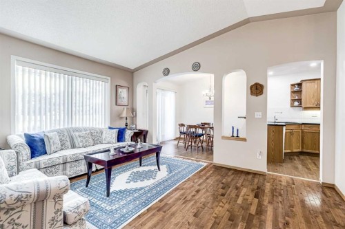 19 Signature Villas Sw, Calgary, AB - Indoor Photo Showing Living Room