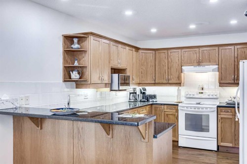 19 Signature Villas Sw, Calgary, AB - Indoor Photo Showing Kitchen