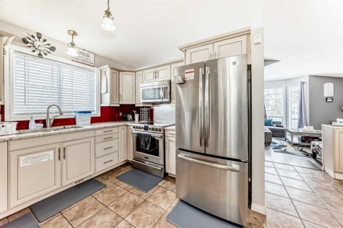33 Martinridge Road Ne, Calgary, AB - Indoor Photo Showing Kitchen