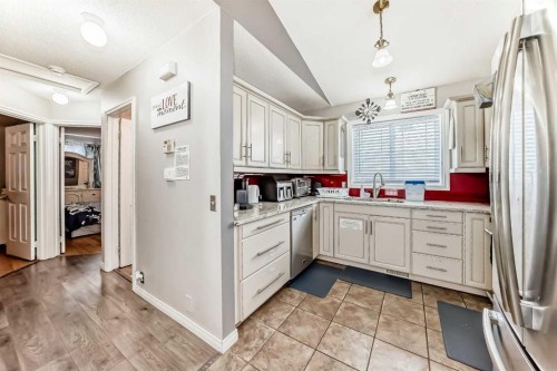 33 Martinridge Road Ne, Calgary, AB - Indoor Photo Showing Kitchen