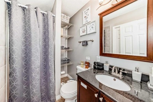 33 Martinridge Road Ne, Calgary, AB - Indoor Photo Showing Bathroom