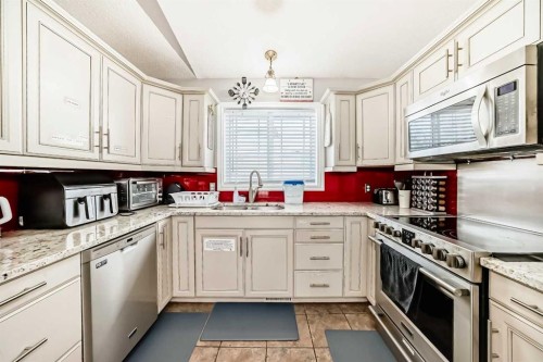 33 Martinridge Road Ne, Calgary, AB - Indoor Photo Showing Kitchen