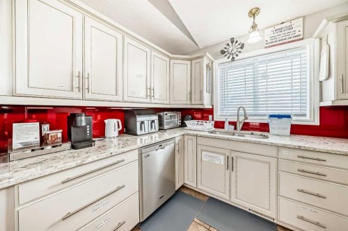 33 Martinridge Road Ne, Calgary, AB - Indoor Photo Showing Kitchen