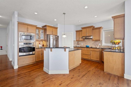 86 Royal Ridge Mount Nw, Calgary, AB - Indoor Photo Showing Kitchen With Upgraded Kitchen