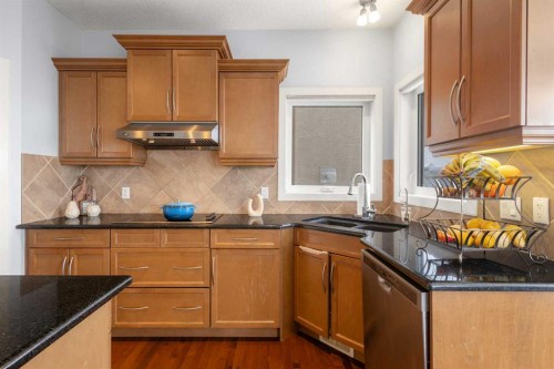 86 Royal Ridge Mount Nw, Calgary, AB - Indoor Photo Showing Kitchen With Double Sink