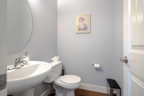 86 Royal Ridge Mount Nw, Calgary, AB - Indoor Photo Showing Bathroom