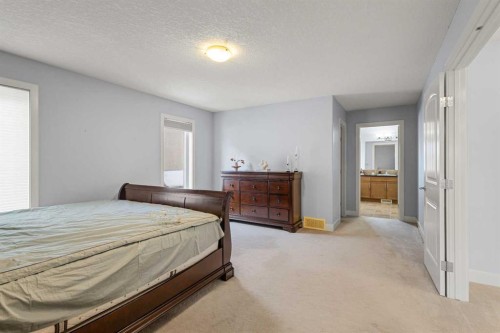 86 Royal Ridge Mount Nw, Calgary, AB - Indoor Photo Showing Bedroom
