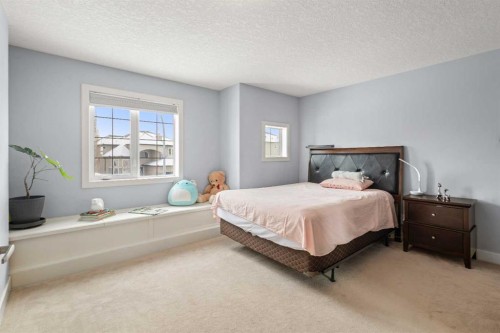 86 Royal Ridge Mount Nw, Calgary, AB - Indoor Photo Showing Bedroom
