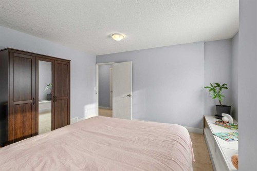 86 Royal Ridge Mount Nw, Calgary, AB - Indoor Photo Showing Bedroom