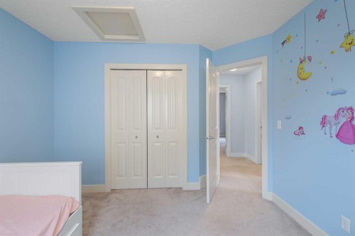 86 Royal Ridge Mount Nw, Calgary, AB - Indoor Photo Showing Bedroom