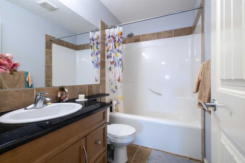 86 Royal Ridge Mount Nw, Calgary, AB - Indoor Photo Showing Bathroom