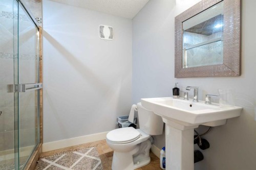 86 Royal Ridge Mount Nw, Calgary, AB - Indoor Photo Showing Bathroom