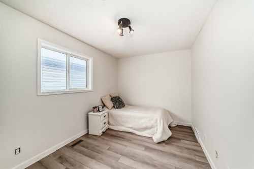 34 Erin Meadow Close Se, Calgary, AB - Indoor Photo Showing Bedroom