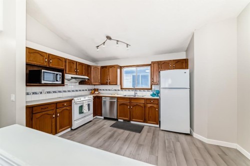 34 Erin Meadow Close Se, Calgary, AB - Indoor Photo Showing Kitchen
