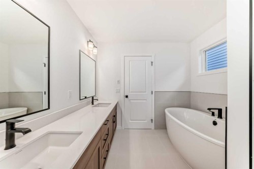 101 Walgrove Bay Se, Calgary, AB - Indoor Photo Showing Bathroom