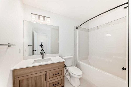 101 Walgrove Bay Se, Calgary, AB - Indoor Photo Showing Bathroom