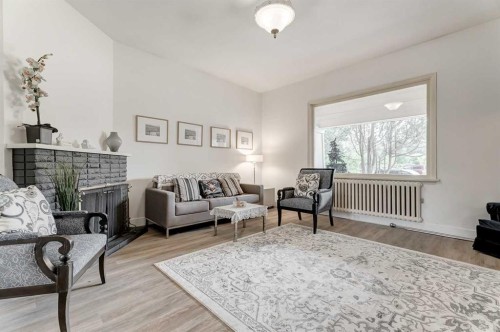 342 Superior Avenue Sw, Calgary, AB - Indoor Photo Showing Living Room