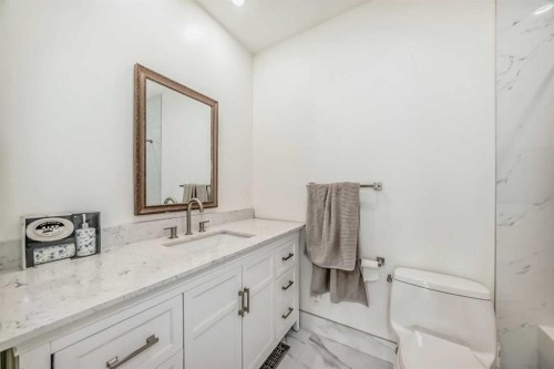 342 Superior Avenue Sw, Calgary, AB - Indoor Photo Showing Bathroom
