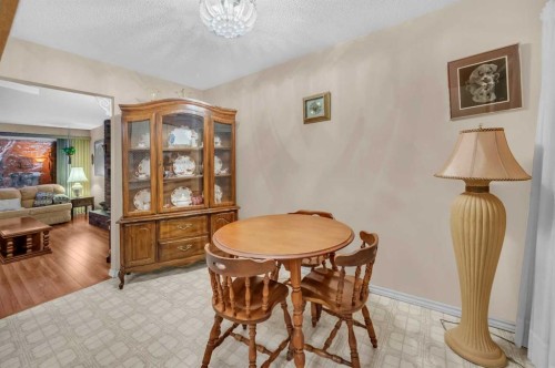 11 Berwick Close Nw, Calgary, AB - Indoor Photo Showing Dining Room