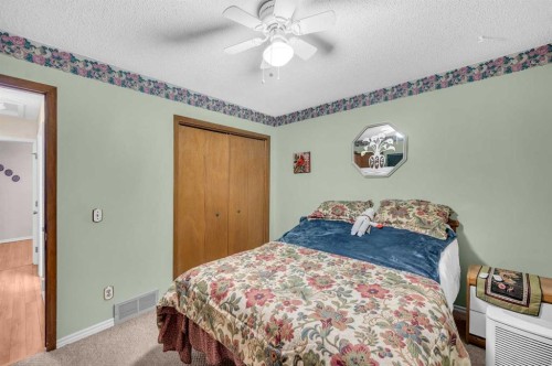 11 Berwick Close Nw, Calgary, AB - Indoor Photo Showing Bedroom