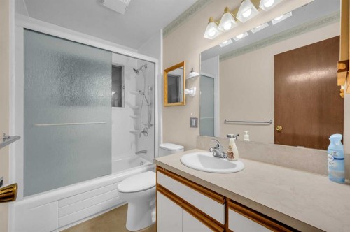 11 Berwick Close Nw, Calgary, AB - Indoor Photo Showing Bathroom